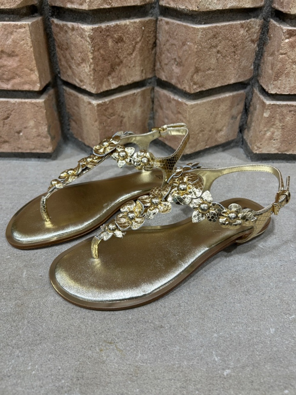 NWOT Michael Kors Sandal Gold Leather Thong Soft Gold Floral Women’s Size 5.5 - Picture 2 of 5